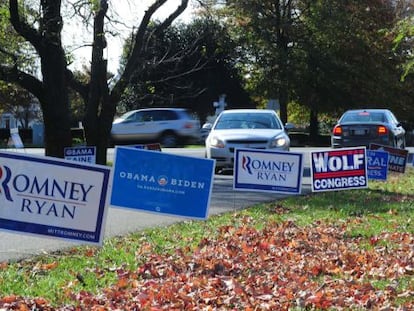 Carteles electorales a la entrada de un colegio electoral en Virginia.