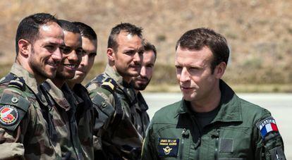 Emmanuel Macron visit&oacute; el jueves a las tropas en la base de Istres, en el sur de Francia