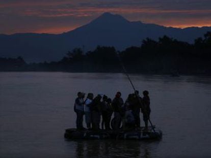 El paso ilegal de cientos de migrantes cada día por el río en la frontera sur de México continúa y cuestiona la capacidad del Gobierno para frenar la ola migratoria en los plazos que prometió a EE UU