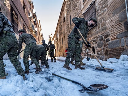 La Unidad Militar de Emergencias (UME) y la Brigada Paracaidista (BRIPAC) del Ejército de Tierra efectuando trabajos de limpieza de la nieve en Toledo, este lunes.