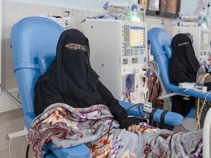 En primer plano, Nema Báker, paciente de diálisis en el hospital Al Jumhuriya de Adén, el pasado 23 de febrero.