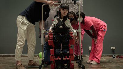 Ximena Barnad, paciente de 8 años, usando el exoesqueleto de la empresa Marsi Bionics dentro del centro de rehabilitación de la fundación APAC en la colonia Doctores, en Ciudad de México.