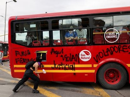 Una manifestante pinta consignas a un transporte del sistema Transmilenio durante la protesta de este jueves.