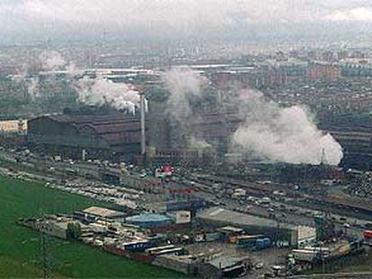 Vista aérea de las emisiones de una acería en el polígono industrial de Villaverde en Madrid.