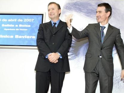 Julio Baviera, fundador de Clínica Baviera (izquierda), y su hermano Eduardo (derecha), en la salida a Bolsa de la compañía en abril de 2007.
