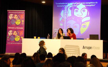 Ruth Pérez, Podemos en Europa, y Maitane Arri, Tradener, presentan el Encuentro de Mujeres sobre Género y Energía ante un salón de actos lleno.