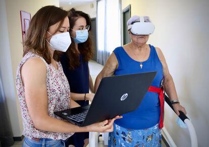 Las ingeniera Vanina Costa, a la izquierda, con su compañera de Werium Solutions Ana Rojo y la participante en Swalker, Teresa de los Reyes, en la residencia Valle de la Oliva (Madrid).