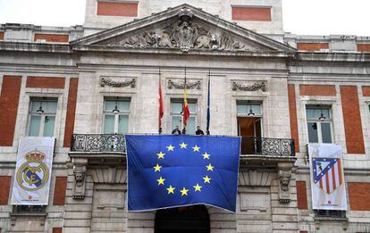 La fachada de la sede de la Comunidad de Madrid en la Puerta del Sol.