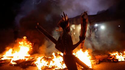 Un manifestante durante protesta contra la ley Marco Temporal en São Paulo, Brasil, el 30 de mayo 2023. 