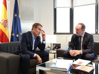 El presidente del Partido Popular, Alberto Núñez Feijóo, se reúne con el presidente de UPN, Javier Esparza, este miércoles en la sede del PP en Madrid.