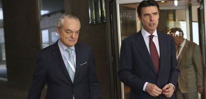 El ministro de Industria, Jos&eacute; Manuel Soria, junto al presidente de Ametic, Jos&eacute; Manuel de Riva, ayer en Madrid. 