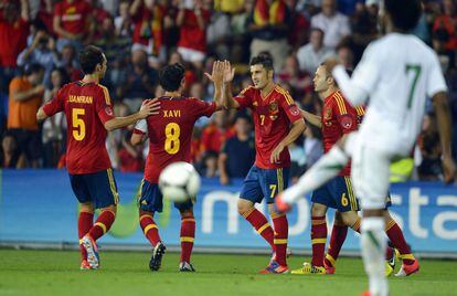 Juanfran, Xavi e Iniesta felicitan a Villa tras su gol.