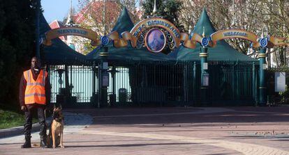 Un guardia frente a Disneyland el domingo, cerrado.