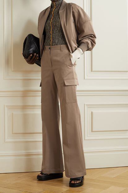 Si buscas una estética sobria y vanguardista, unos pantalones cargo como estos, de MM6 Maison Margiela, te puede ayudar a conseguirla.