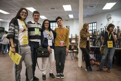Apoderados de varios partidos políticos posan en el colegio Sant Miquel del Eixample de Barcelona durante la jornada electoral.