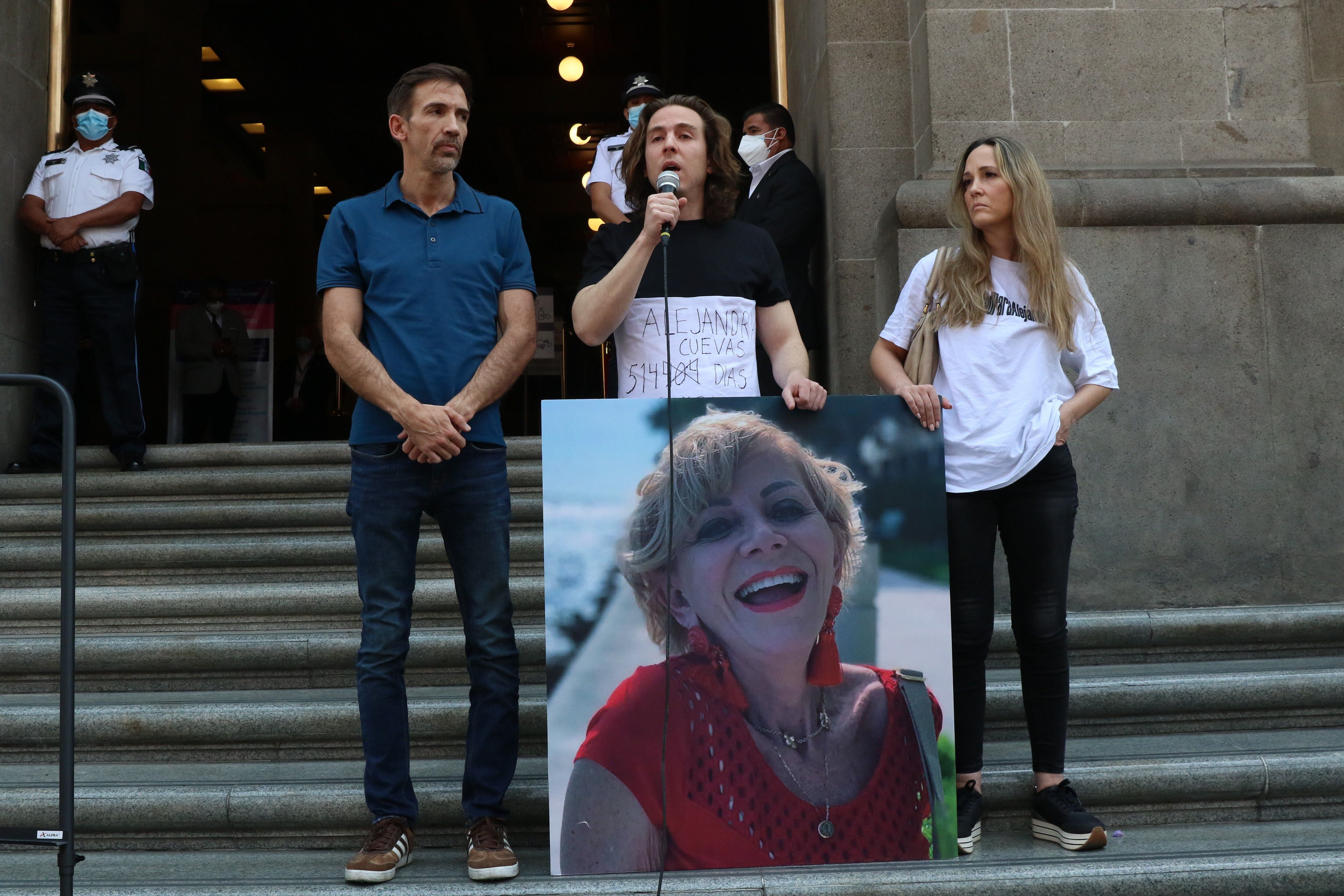 Alonso, Gonzalo y Ana Paula Castillo Cuevas, hijos y nietos de Alejandra Cuevas y Laura Morán, llamaron a la SCJN a resolver favorablemente su caso. 
