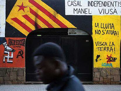 Pintadas en la fachada del local independentista <b>Manel Viusà,</b> en Vic, Barcelona.