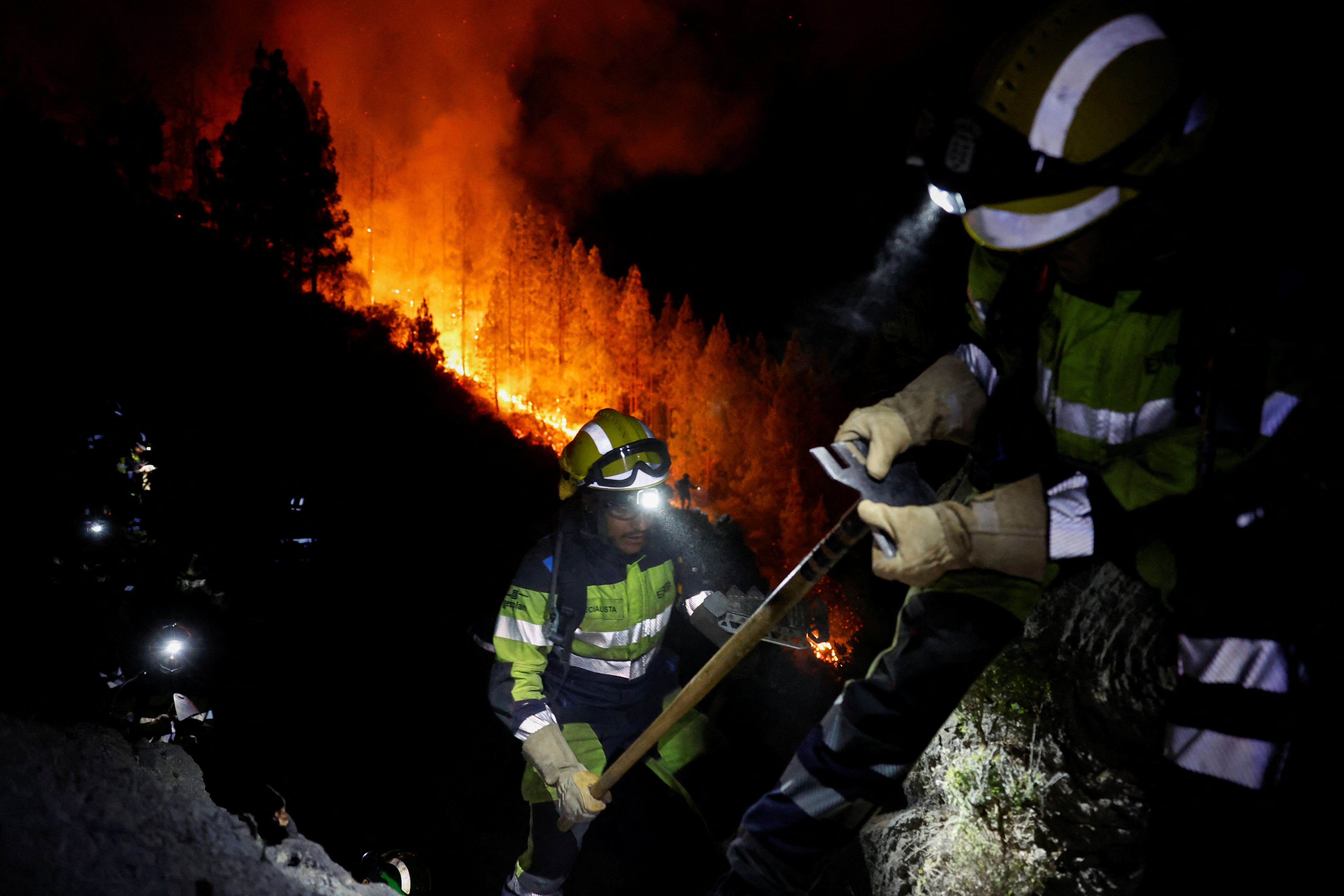 Un grupo de bomberos participaba en las labores de extinción del incendio en Arafo, el miércoles. 