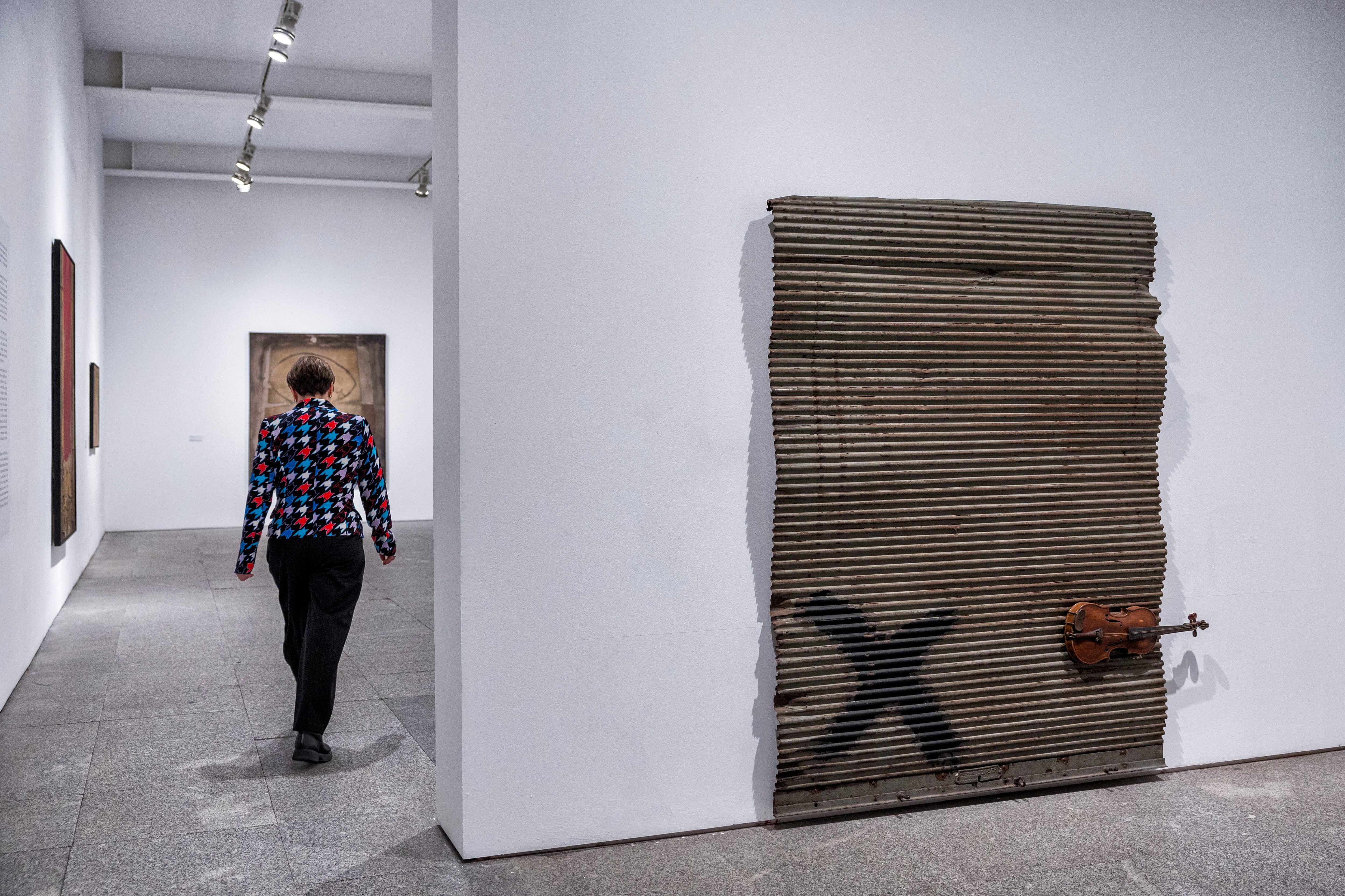 Una de las piezas que conforman la exposición 'Antoni Tàpies. La práctica del arte' en el Reina Sofía