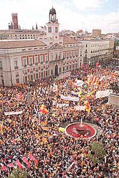 Miles de manifestantes, ayer, en la Puerta del Sol.
