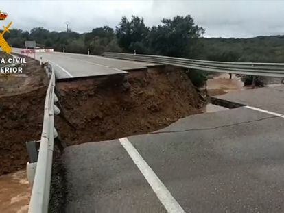 Socavón en la carretera N-523 que une Cáceres y Badajoz debido a las intensas lluvias, en una imagen de la Guardia Civil.