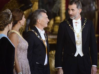 Felipe VI recibe al presidente Macri y su esposa, Juliana Awada, en el Palacio Real junto a la reina Leticia.