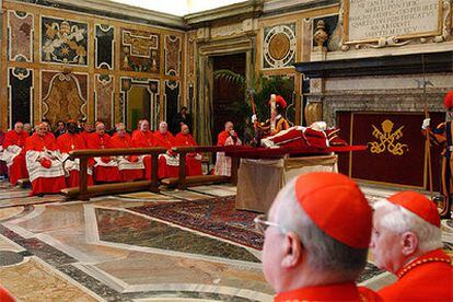 Cardenales, ante el cuerpo del fallecido papa Juan Pablo II