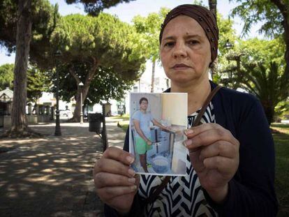 Khadija muestra una foto de su hijo Ilias, muerto en el centro de menores de Tierras Oria (Almería).
