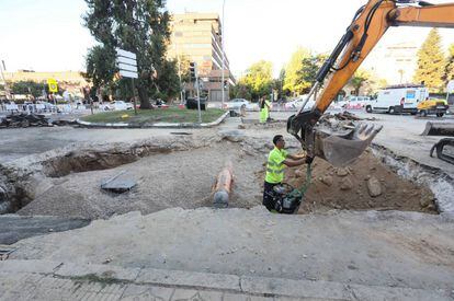 Socavón en Arturo Soria que provoca importantes cortes de tráfico en la zona. 