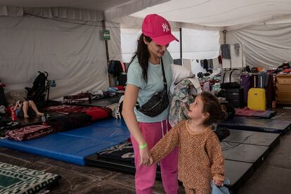 Hasmik se encuentra con su hija pequeña en el campamento para refugiados ucranianos instalado en Ciudad de México.