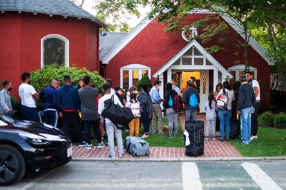Un grupo de migrantes se reúne a las afueras de una iglesia en Martha's Vineyard tras ser expulsados de Florida, esta semana.