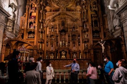 Visita nocturna en la Capela das Reliquias en verano de 2021. El relicario de Santiago Alfeo ocupa la posición central.