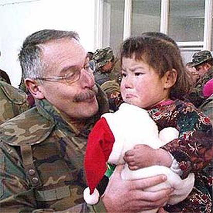 El teniente coronel José Ramón Solar, con una niña afgana.