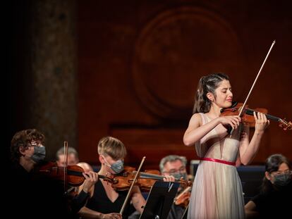 María Dueñas durante su interpretación del Concierto para violín de Beethoven en el Palacio de Carlos V.