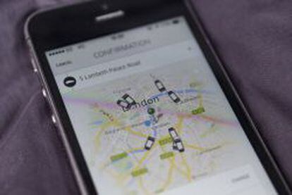 Un smartphone muestra las aplicaci&oacute;n Uber en Londres, donde los taxitas de la ciudad tambi&eacute;n se oponen al servicio.