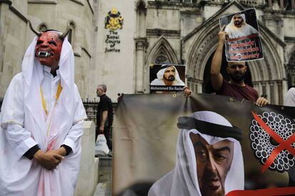 Manifestantes con carteles contrarios al emir de Dubái, este martes ante la Suprema Corte en Londres.