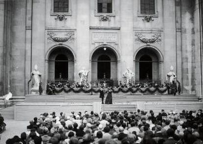 Primera representación de 'Jedermann', de Hugo von Hofmannsthal, delante de la catedral de Salzburgo el 22 de agosto de 1920.