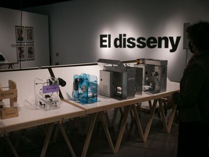 Cuatro de los prototipos y el respirador definitivo OxyGen, creados por Protofy.xyz que pueden verse en la exposición ¡Emergencia! en el Museo del Diseño de Barcelona.