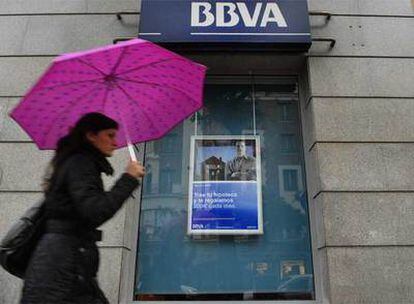 Una mujer pasa delante de una oficina del BBVA en Madrid.