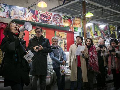 La poeta surcoreana Moon Chung-hee recita en un mercado porte&ntilde;o.