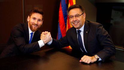 Messi y Bartomeu, durante la renovación del jugador.