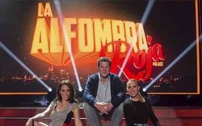 Nerea Garmendia, Jota Abril y Berta Collado, presentadores de 'La alfombra roja palace'.