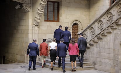 Sánchez y Aragonés, en cabeza, seguidos de Iceta, Rodríguez, Díaz, Bolaños, Vilagrà y Torrent, a su llegada a la reunión.