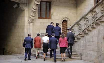 
Sánchez y Aragonés, en cabeza, seguidos de Iceta, Rodríguez, Díaz, Bolaños, Vilagrà y Torrent, a su llegada a la reunión. 