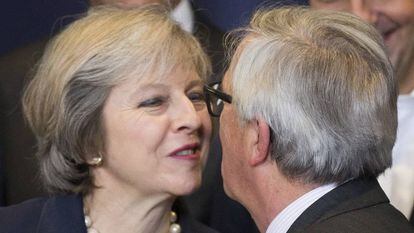 La primera ministra británica, Theresa May, saluda al presidente de la Comisión Europea, Jean-Claude Juncker, en una cumbre europea en Bruselas.