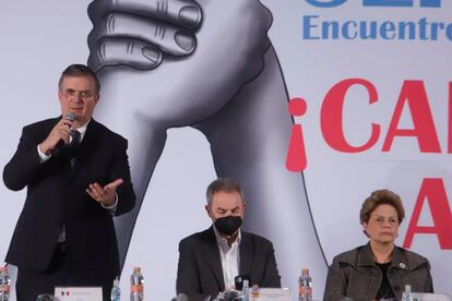 El canciller Marcelo Ebrard junto a José Luis Rodríguez Zapatero y Dilma Rousseff, este martes en el encuentro del Grupo de Puebla.