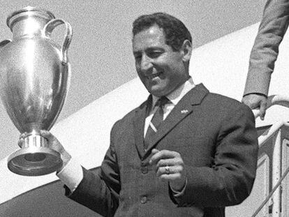 Paco Gento, con la sexta Copa de Europa conseguida por el Real Madrid, en 1966.