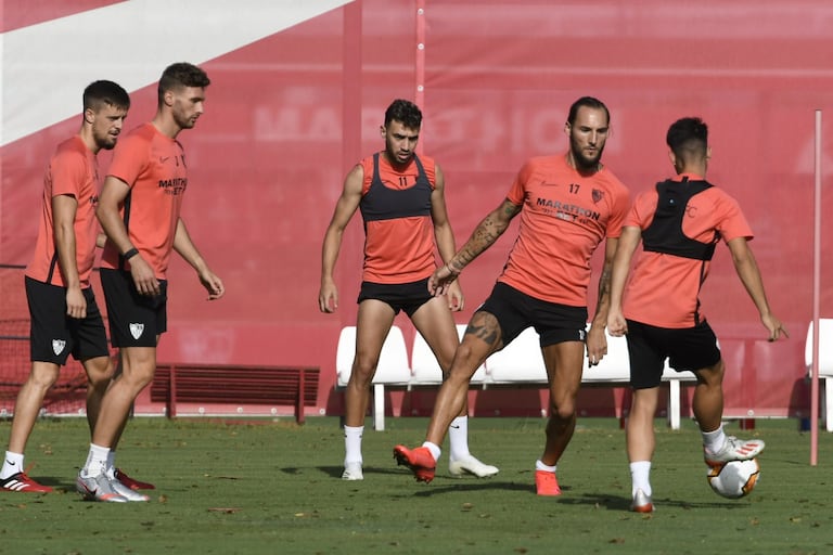 Varios jugadores del Sevilla durante un entrenamiento.
