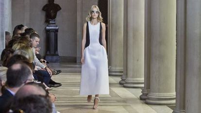Diseño de Carolina Herrera durante su desfile en la Semana de la Moda de Nueva York.