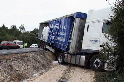 Imagen del accidente en el que ayer murieron tres personas en la carretera de Rábade a Villalba (Lugo).